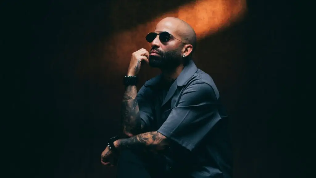 Arcángel in official press photo for the La 8va Maravilla World Tour 20 Aniversario